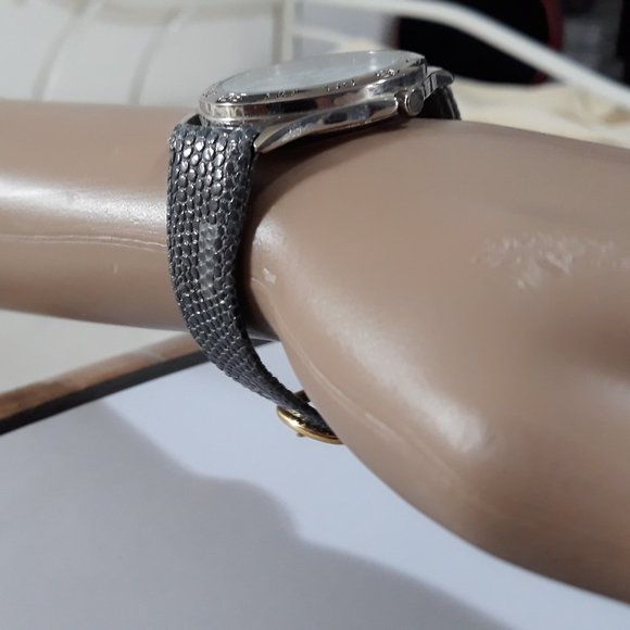 Watch Quartz with Easy to Read Large Numbers - Picture 2 of 6